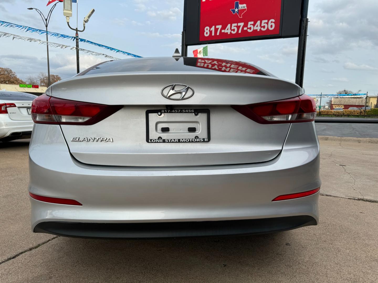 2018 SILVER /Gray HYUNDAI ELANTRA Limited 4dr Sedan (5NPD84LF7JH) with an 2.0L I4 engine, Automatic 6-Speed transmission, located at 5900 E. Lancaster Ave., Fort Worth, TX, 76112, (817) 457-5456, 0.000000, 0.000000 - This is a 2018 Hyundai Elantra Limited 4dr Sedan that is in excellent condition. There are no dents or scratches. The interior is clean with no rips or tears or stains. All power windows, door locks and seats. Ice cold AC for those hot Texas summer days. It is equipped with a CD player, AM/FM radio, - Photo#4